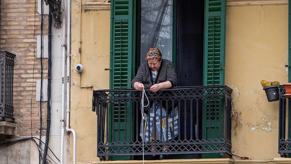 Yolanda le da la compra a su madre por el balcón para evitar que se contagie de coronavirus