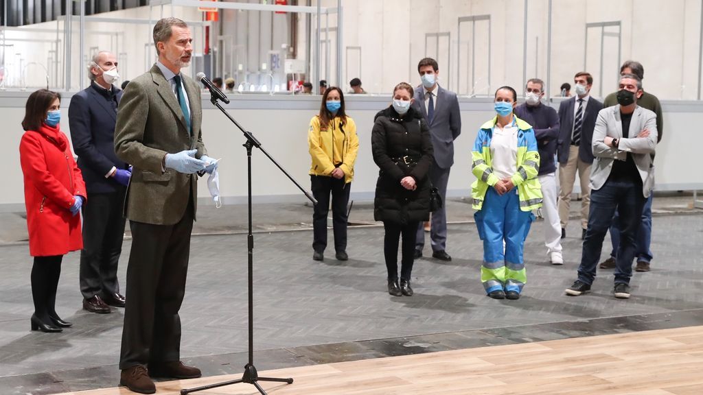 Felipe VI se dirige al personal del IFEMA