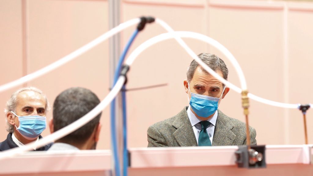 El rey visita el hospital de campaña en Ifema