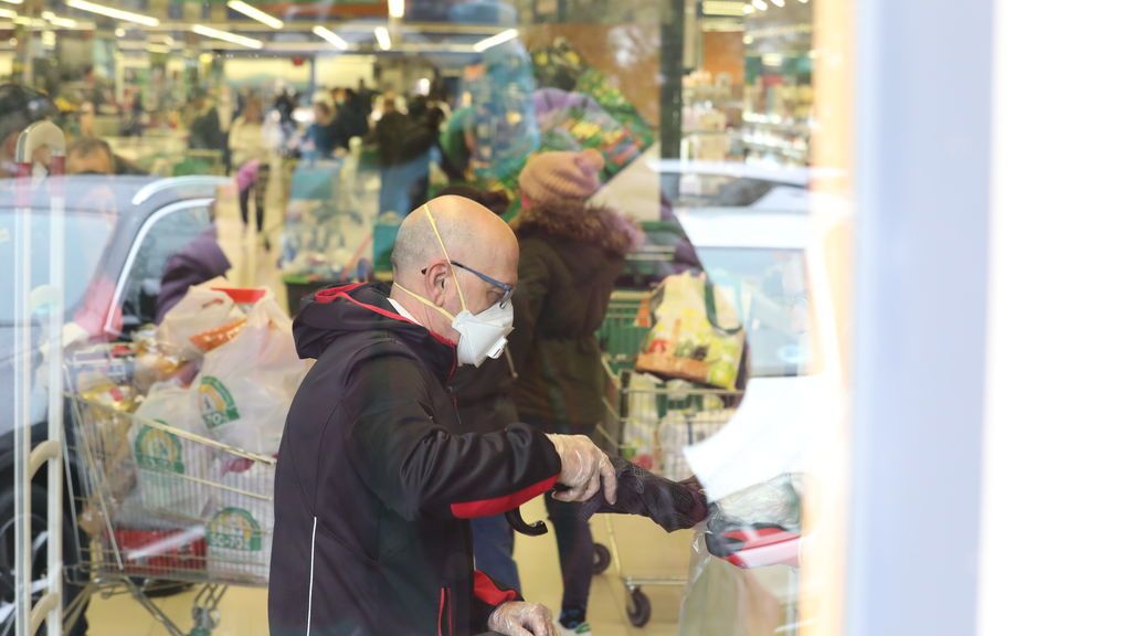 EuropaPress_2732979_hombre_entra_hacer_compra_supermercado_mercadona_plena_crisis_sanitaria
