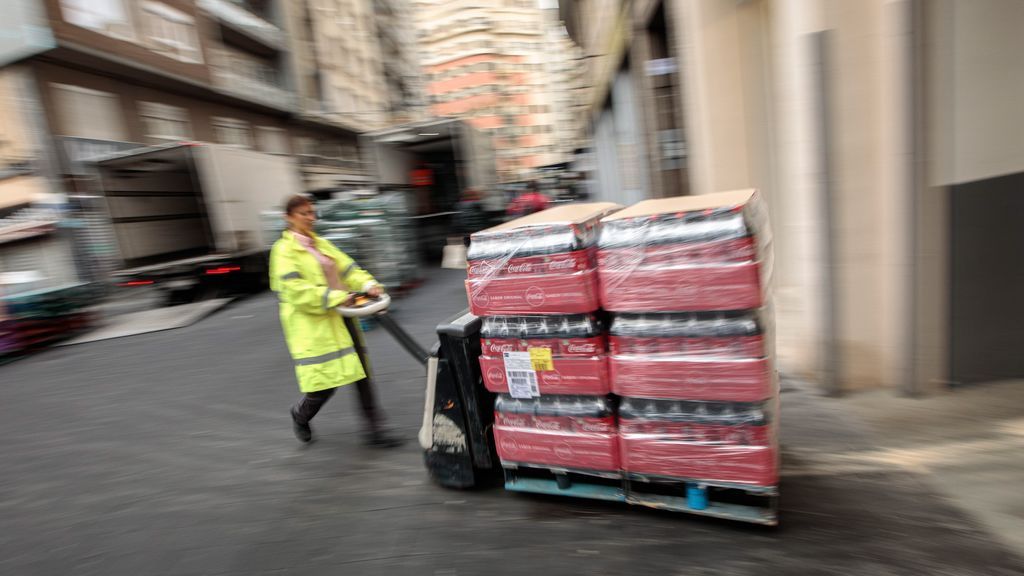 Una empleada manipula productos