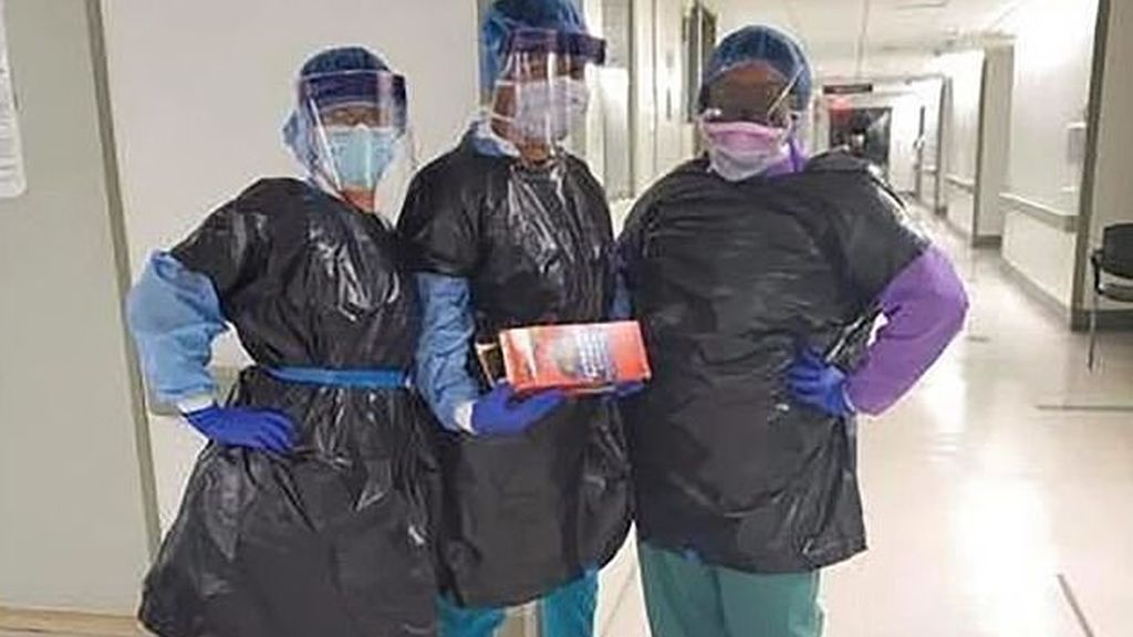 Enfermeras del Mount Sinai West ataviadas con bolsas de basura