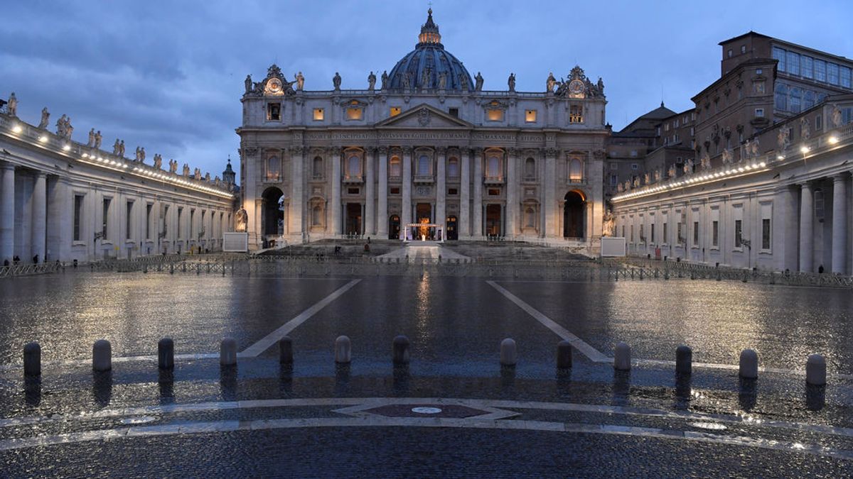 El papa Francisco bendice al mundo, solo y bajo la lluvia en el Vaticano El papa Francisco bendice al mundo, solo y bajo la lluvia en el Vaticano