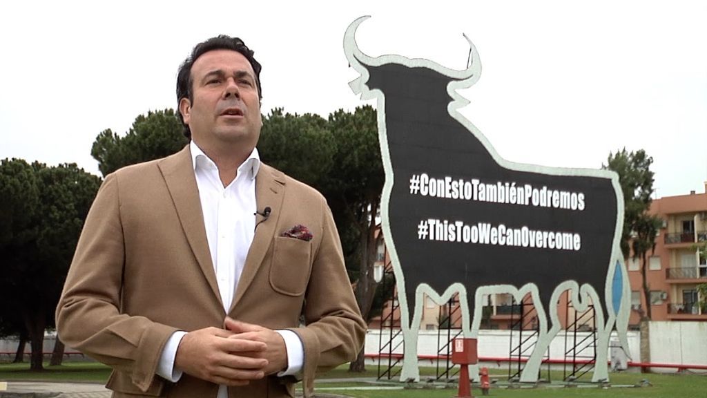 El director de la fundación Osborne ante el toro rotulado