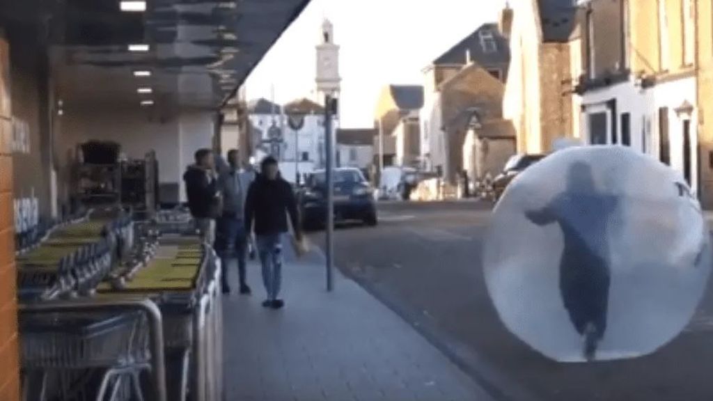 Una mujer camina adentro de una pelota inflable para evitar coronavirus Una mujer camina adentro de una pelota inflable para evitar coronavirus