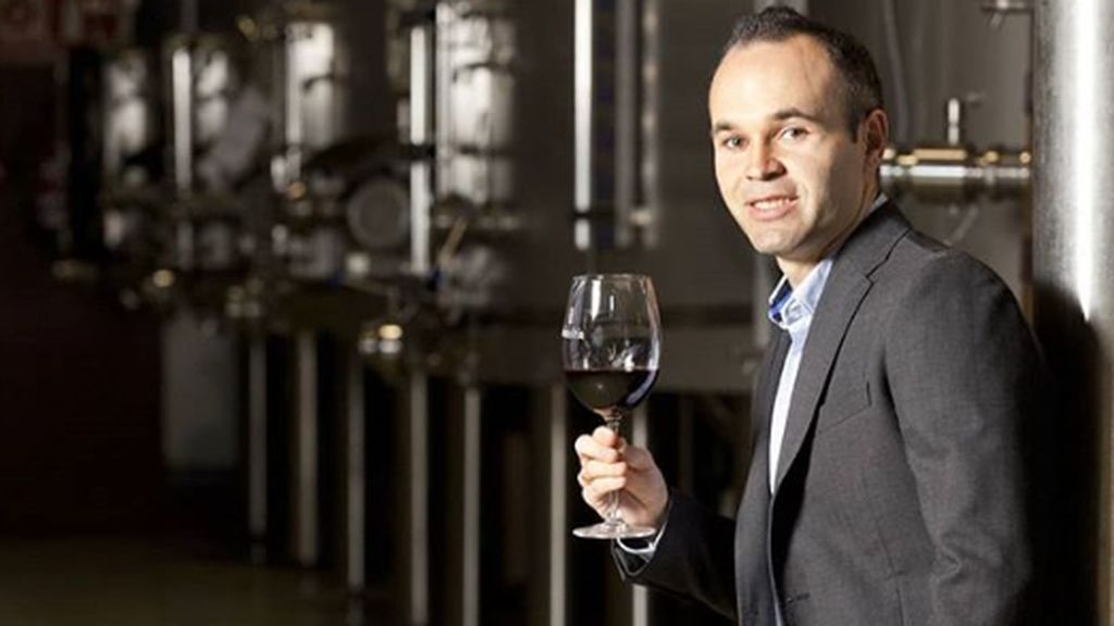 Andrés Iniesta posando en el interior de su bodega, Bodegas Inisesta