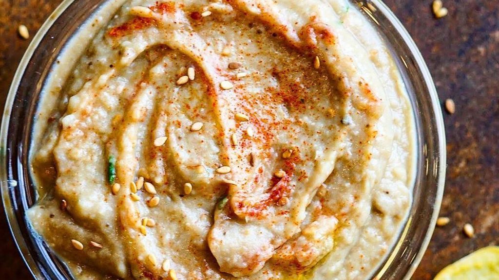 Hummus con chips de berenjenas.