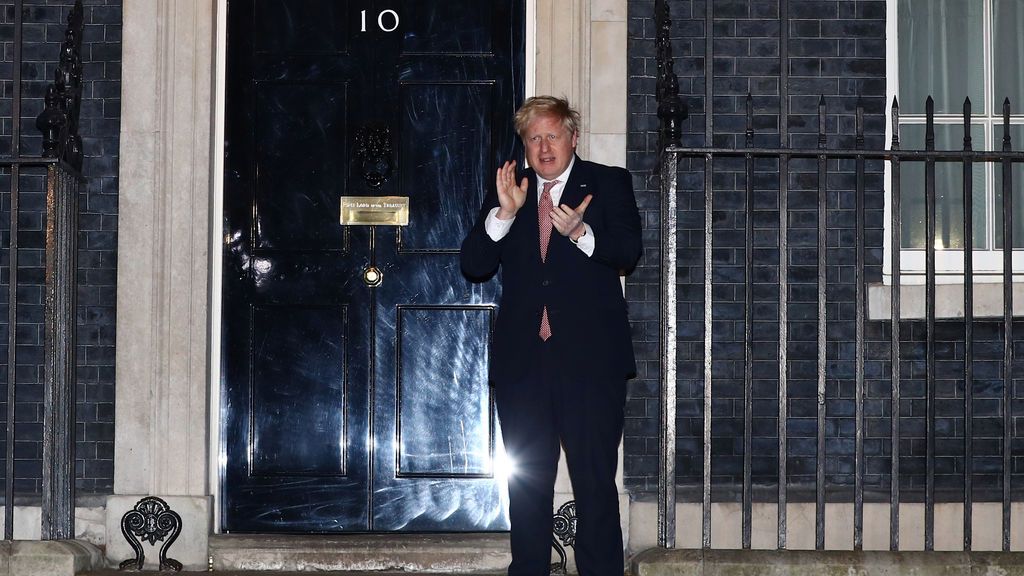 Boris Johnson aplaude en su residencia de Londres