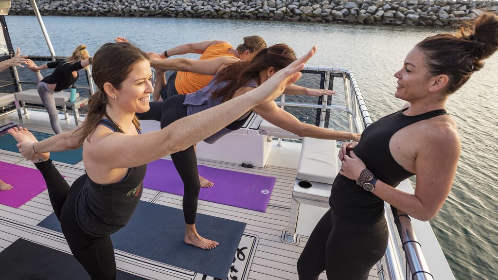 práctica de yoga en espacio abierto al mar