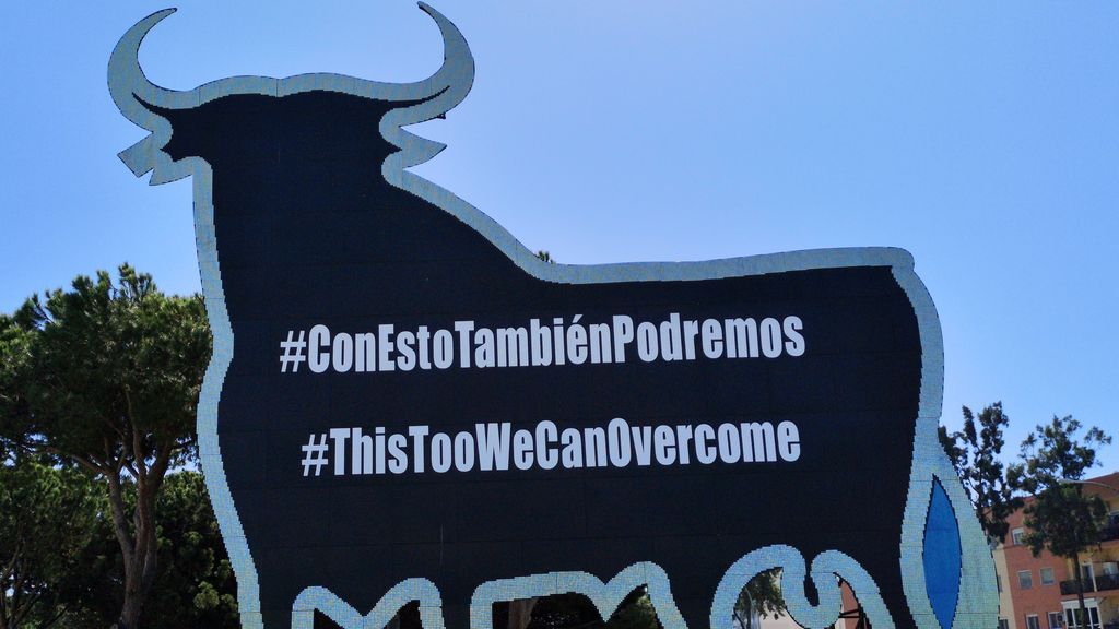 Un toro contra el coronavirus: Osborne rotula su icónico toro, #ConEstoTambiénPodremos Un toro contra el coronavirus: Osborne rotula su icónico toro, #ConEstoTambiénPodremos