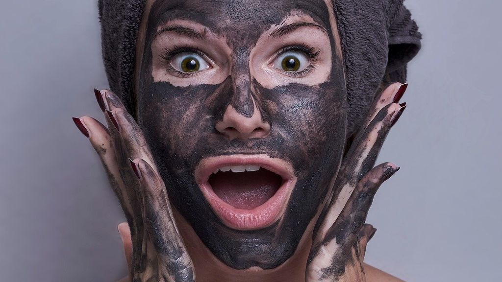 Mascarilla negra, la solución de moda para acabar con los puntos negros