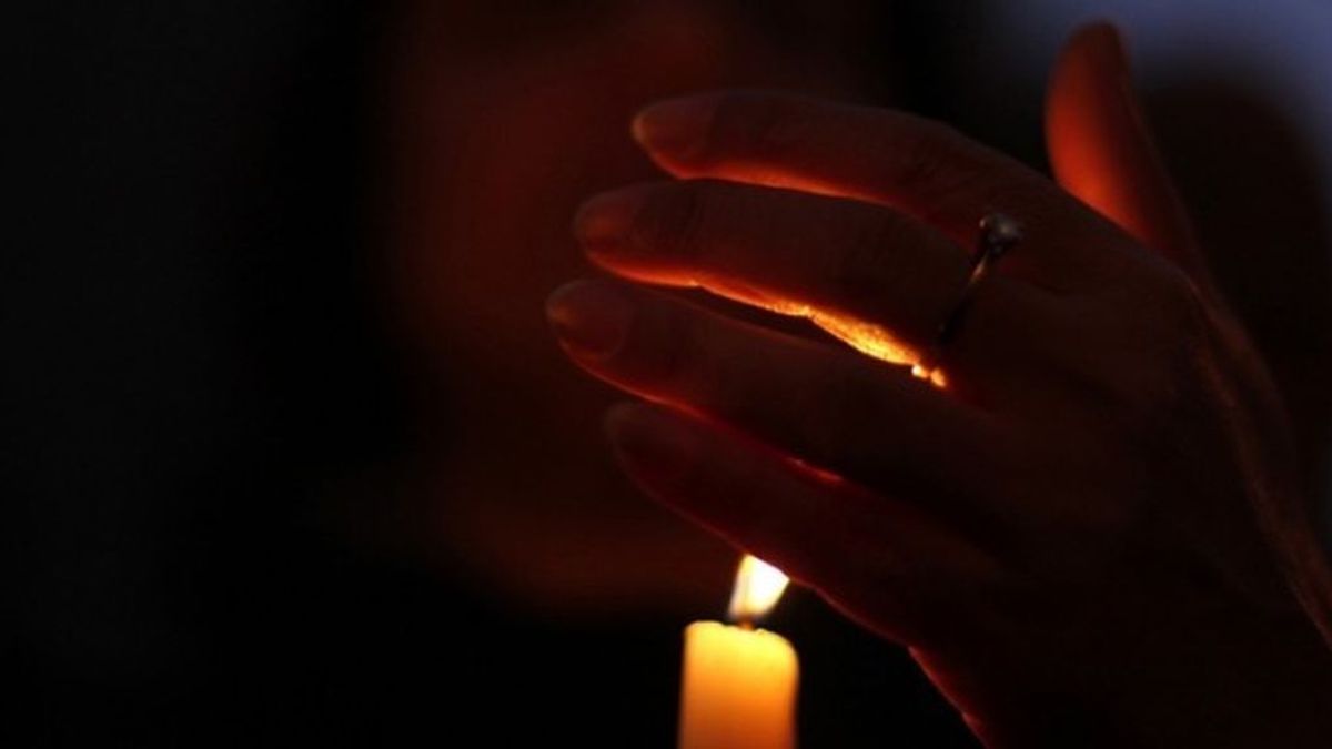 Convocan un minuto de silencio este domingo con velas encendidas para homenajear a los mayores fallecidos