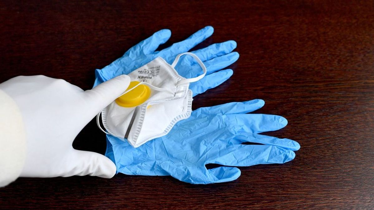 Utilizar guantes en la calle no evita el contagio por coronavirus