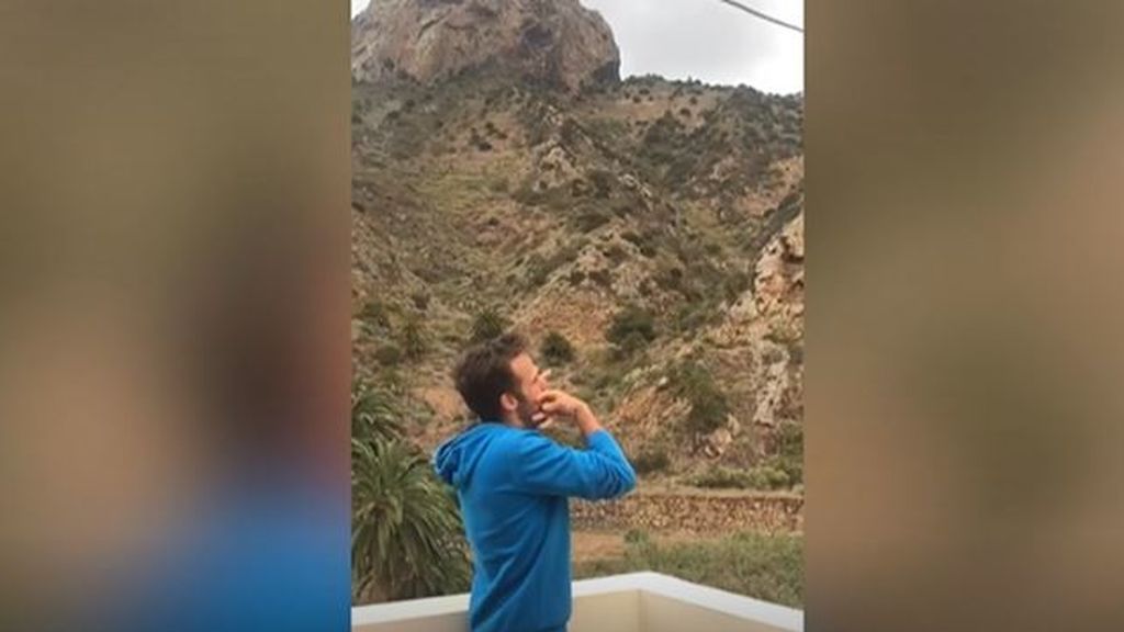 Los vecinos de La Gomera sustituyen los aplausos de los balcones por silbidos que recorren la isla