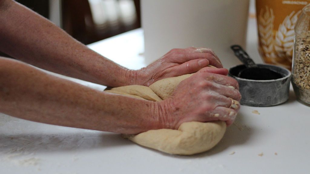 Aprende a hacer pan casero para hacerlo con tus nietos
