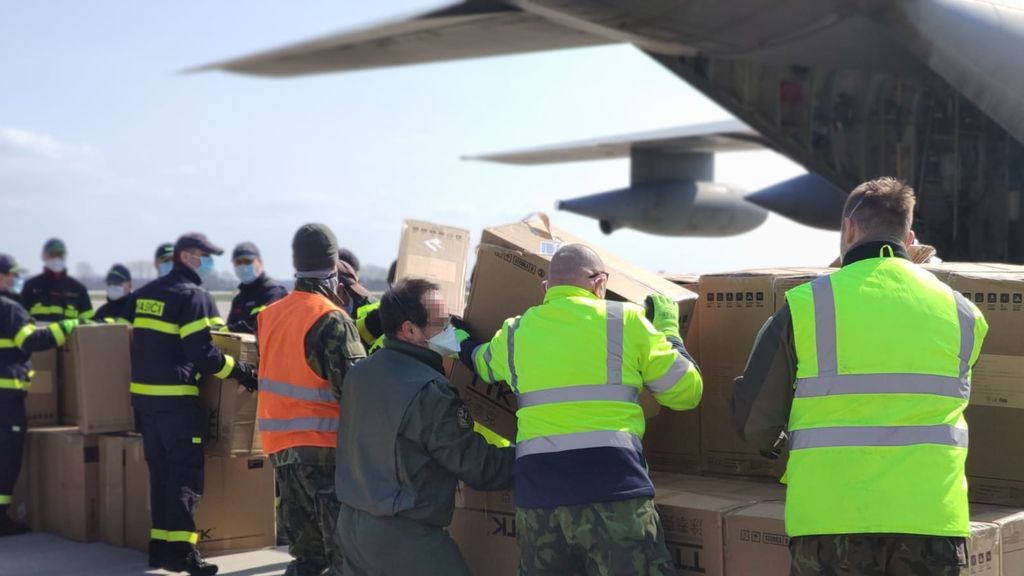 Un C130 Hércules del Ala31 recoge material de protección sanitaria contra el Covid-19-19