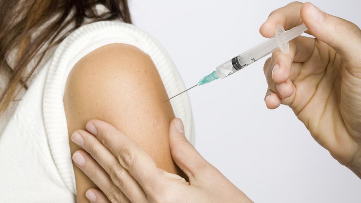 La vacuna contra la meningitis entra dentro del calendario de vacunación de niños y adolescentes.