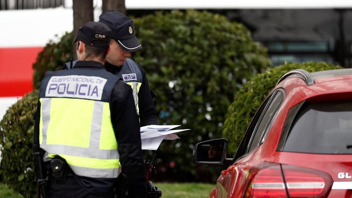 La policía detiene a una mujer de Madrid por desobedecer seis veces la prohibición de salir a la calle: iba “a estirar las piernas”