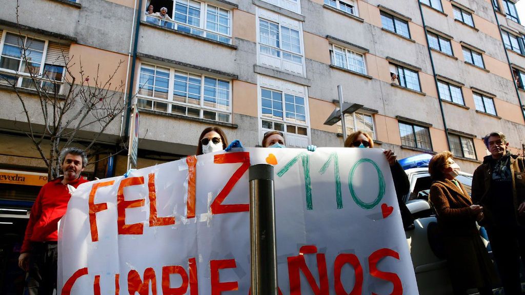 Familiares de Lulú sujetan una pancarta ante su ventana