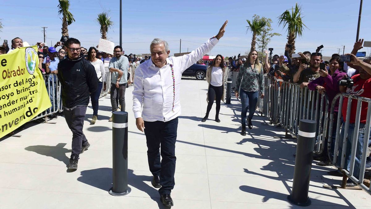 López Obrador saluda a la madre del narco 'El Chapo' Guzmán