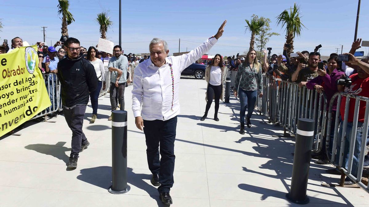 López Obrador saluda a la madre del narco 'El Chapo' Guzmán López Obrador saluda a la madre del narco 'El Chapo' Guzmán