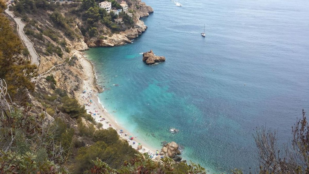 Sorprenden a una familia con tres niños y la asistenta en una cala de Alicante