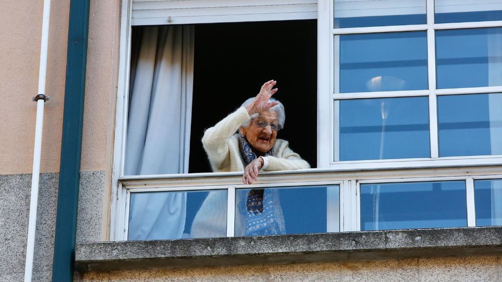 Lulú, saludando desde su ventana