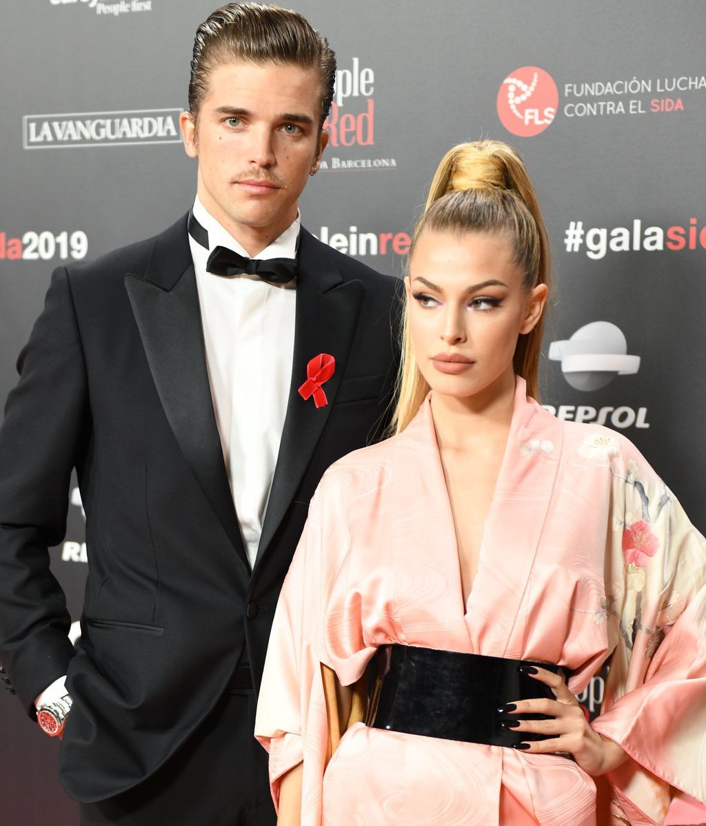 Jessica Goicoechea posa junto a su novio en la gala 'People in Red' (2019)