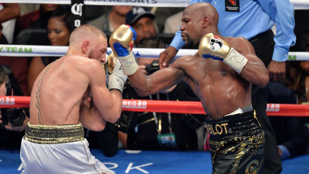 Conor McGregor peleando contra Mayweather