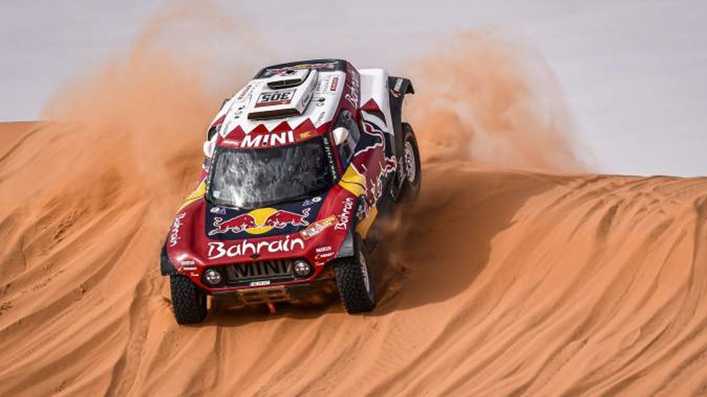 Carlos Sainz pilotando a través de las dunas