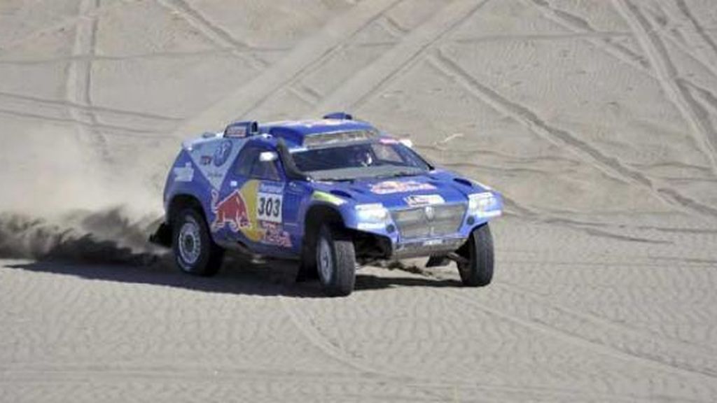 Carlos Sainz conduciendo por las arenas del desierto