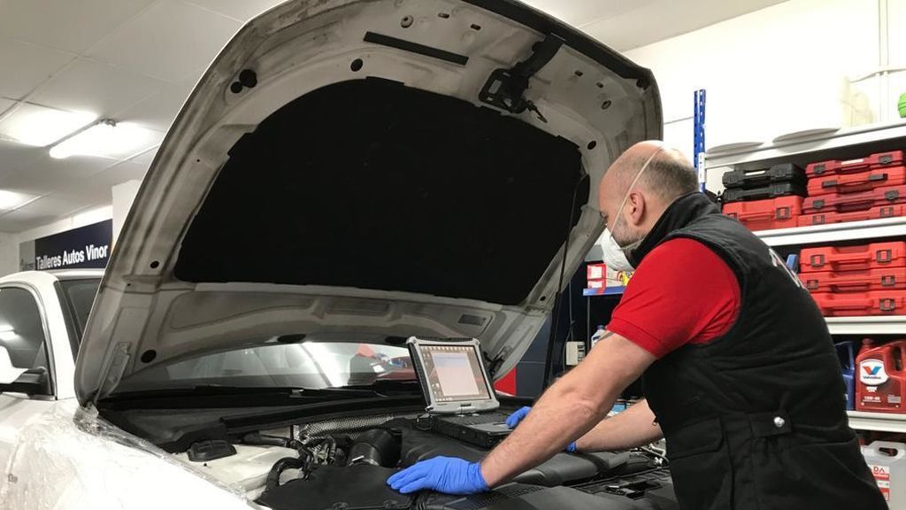 Igor Peña en su taller de Lutxana-Barakaldo.