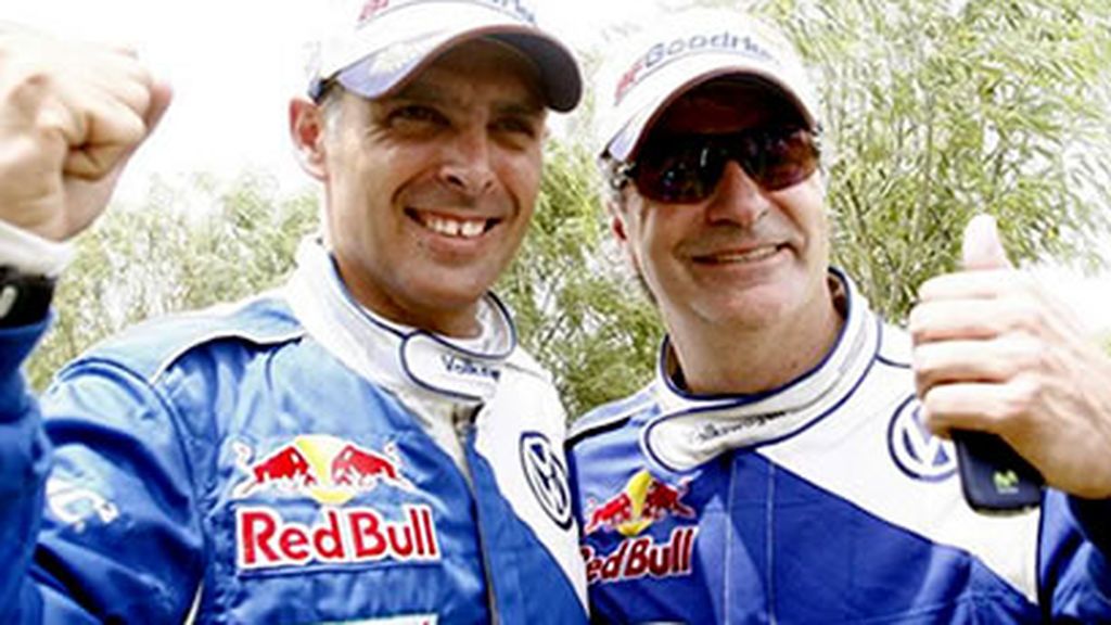 Carlos Sainz celebrando una victoria durante un rally