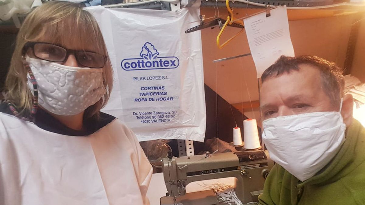 Un pequeño taller de barrio elabora mascarillas para vecinos, sanitarios y carteros Un pequeño taller de barrio elabora mascarillas para vecinos, sanitarios y carteros