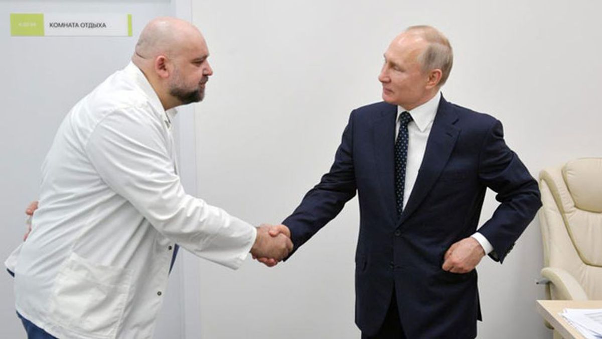 El director del hospital para coronavirus de Moscú confirma su positivo días después de verse con Putin