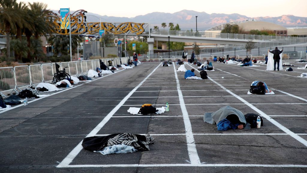 Un aparcamiento en Las Vegas: el refugio improvisado para 500 personas sin hogar por el coronavirus Un aparcamiento en Las Vegas: el refugio improvisado para 500 personas sin hogar por el coronavirus