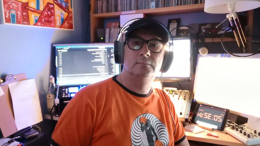 Antonio Fariña, en el estudio que ha montado en una habitación de su casa