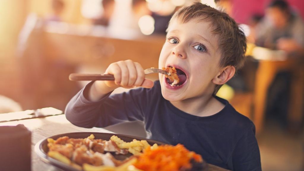Los niños celiacos pueden comer fuera de casa.