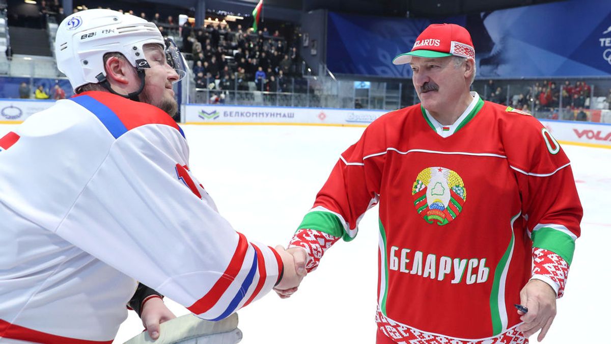 Beber vodka y jugar al hockey: la receta del presidente de Bielorrusia contra el coronavirus Beber vodka y jugar al hockey: la receta del presidente de Bielorrusia contra el coronavirus