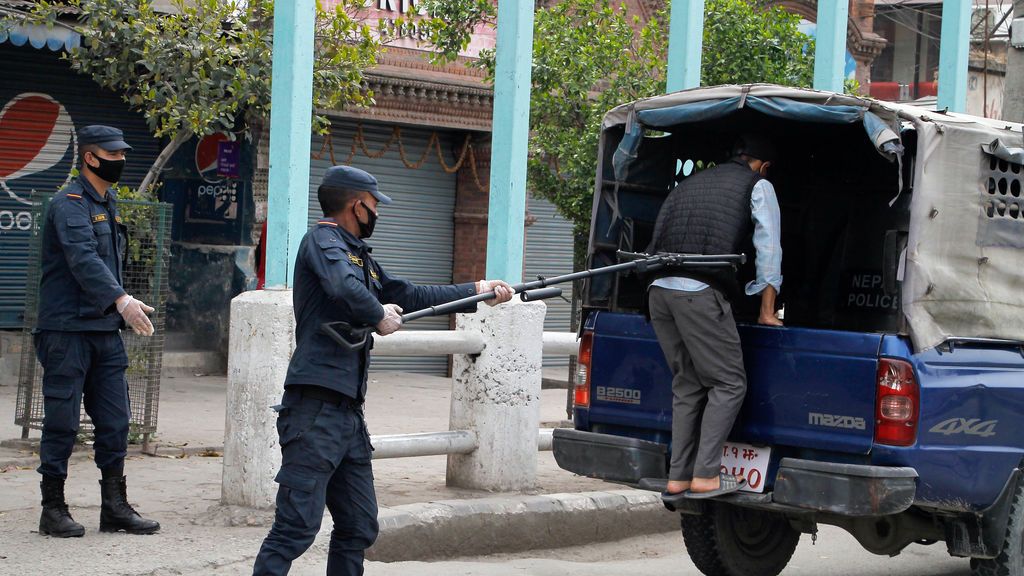 EuropaPress_2763680_handout_27_march_2020_nepal_kathmandu_police_officer_uses_spacer_to_push