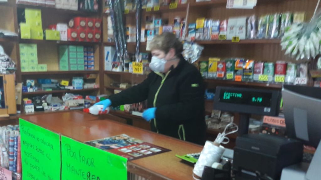 Agurtzane limpiando el mostrador.