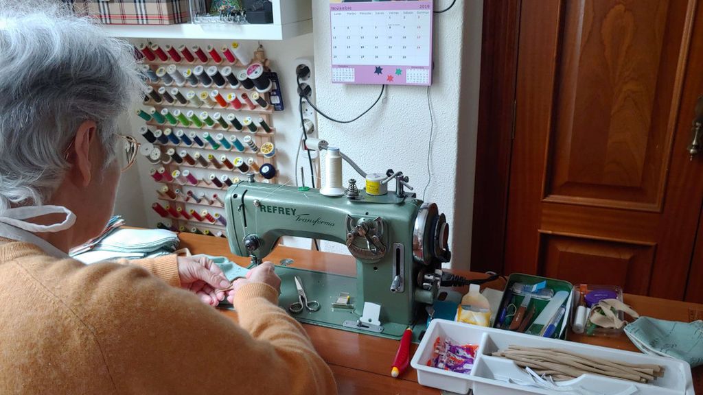 Luz cose con una máquina que le regalaron cuando tenía quince años