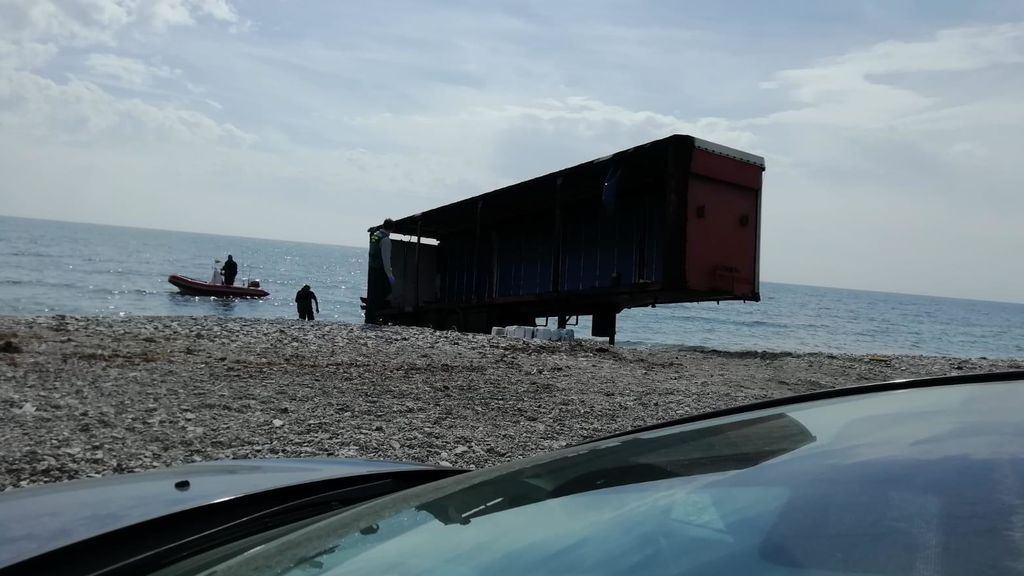 Remolque para ocultar una narcolancha en Adra, Almería
