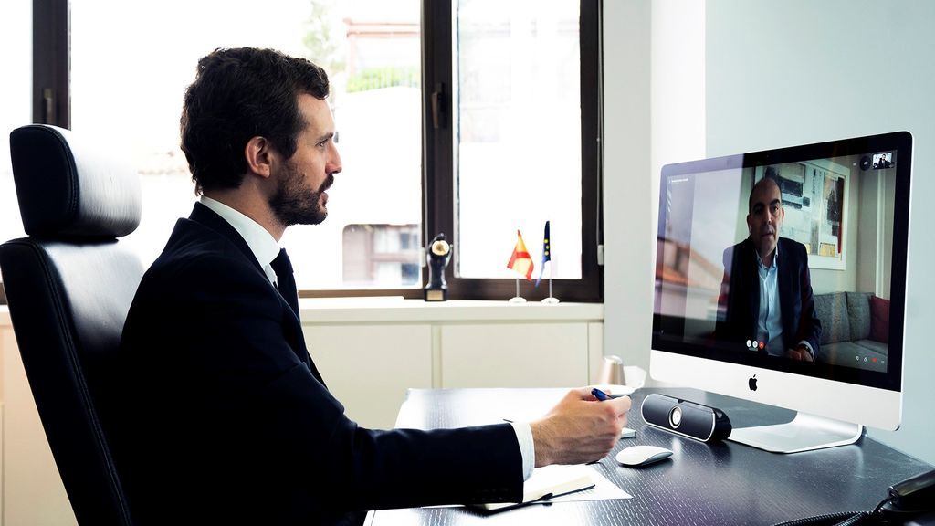 El presidente del PP, Pablo Casado, en una reunión por videoconferencia con el presidente de la Asociación de Trabajadores Autónomos, Lorenzo Amor