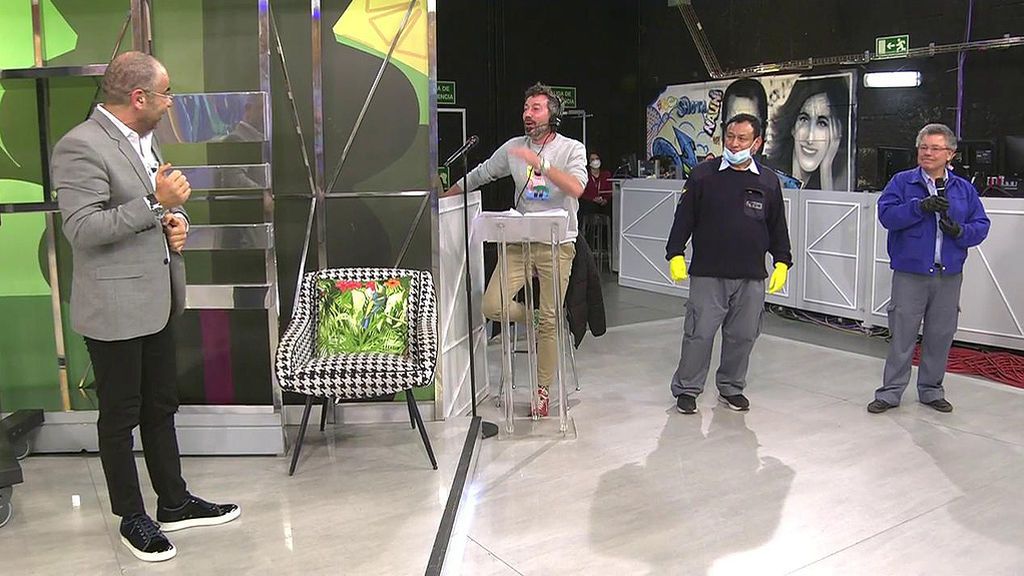 El homenaje de 'Sálvame' al equipo de limpieza de la cadena El homenaje de 'Sálvame' al equipo de limpieza de la cadena