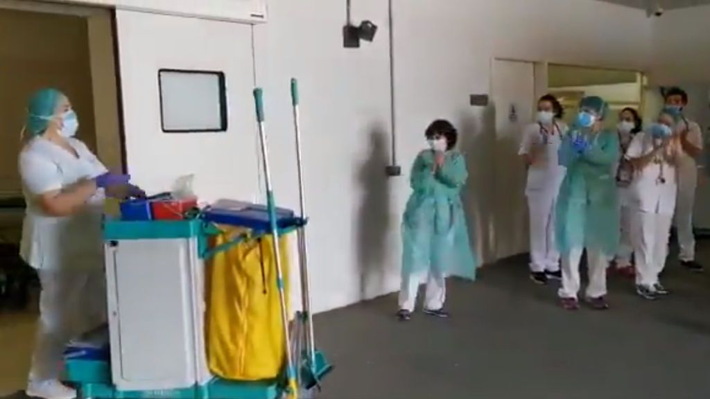 Emotivo aplauso de los sanitarios a las limpiadoras en el hospital Sant Joan de Déu Emotivo aplauso de los sanitarios a las limpiadoras en el hospital Sant Joan de Déu