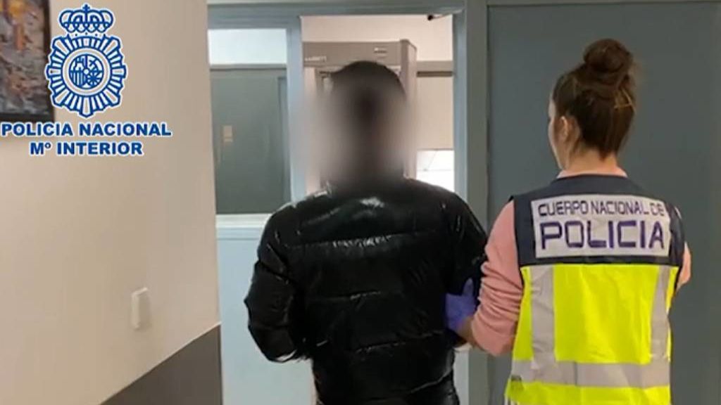 Detenida una mujer en Tenerife por vender 'packs' con mascarillas y geles desinfectantes que robaba de un hospital Detenida una mujer en Tenerife por vender 'packs' con mascarillas y geles desinfectantes que robaba de un hospital