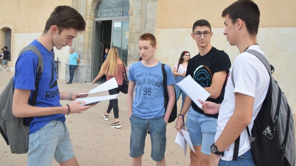 Estudiantes esperando a hacer la prueba de selectividad
