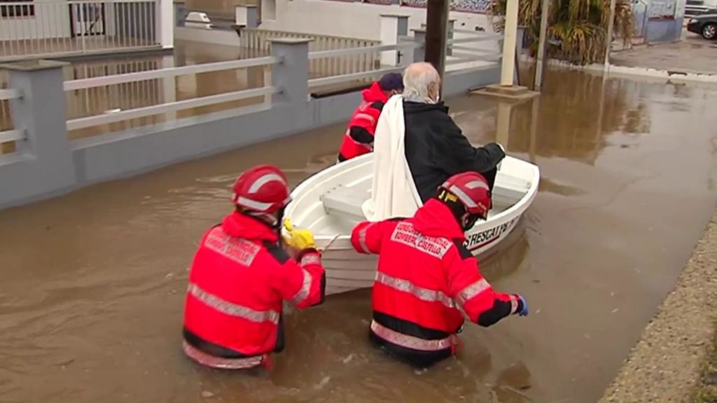 Vecinos de Almassora obligados a romper el confinamiento por las inundaciones