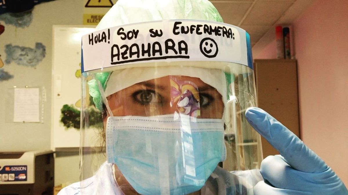 “Hola, soy tu enfermera Azahara”: el cartel en un EPI que cambia la vida de los enfermos